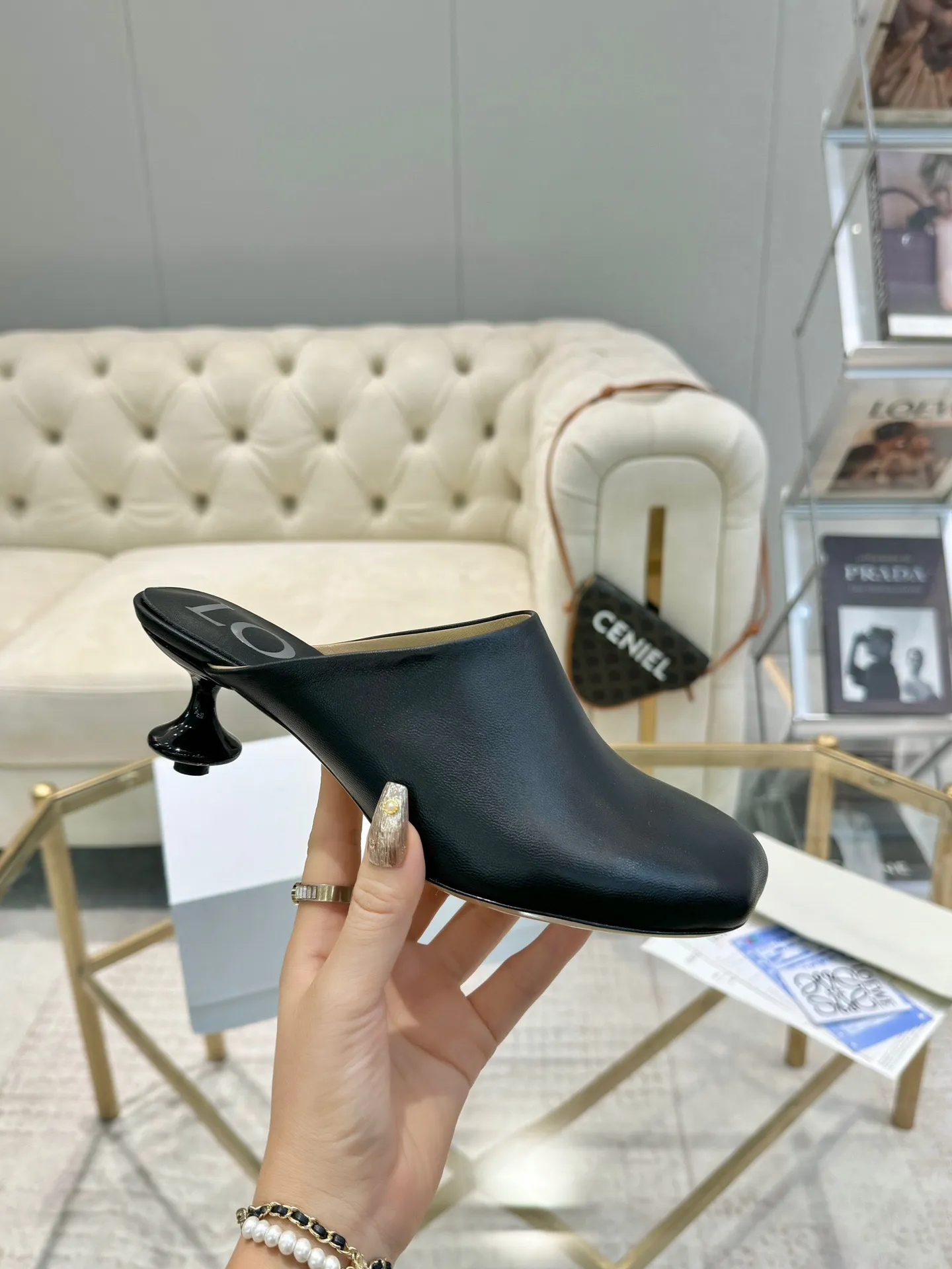 👟👟Ex-factory price 640👟👟 LOEWE‼ ️ New arrival‼ ️Imported genuine leather sole Loewe 2024/aw early spring latest catwalk color diamond series catwalk style 😘😘😘 Upper: imported super soft sheepskin lining: imported water-dyed sheepskin Outsole: original molded injection molded leather outsole Heel: original molded 1:1 Heel height: 5.5cm Size: 35-39 (40/41/42/43 custom-made, non-refundable)